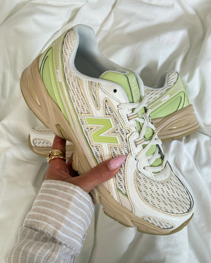 New Balance 740 onfeet