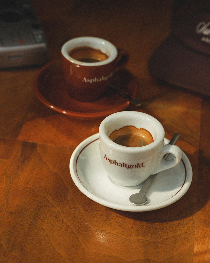 Asphaltgold Espresso Set onfeet