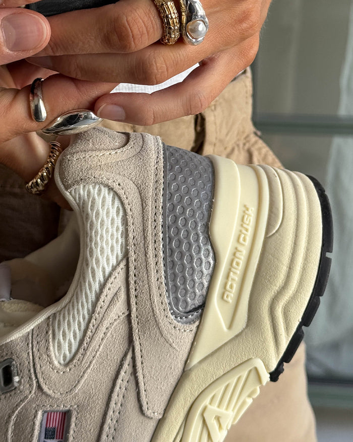 Autry Hyperway W *Suede / Mesh* onfeet
