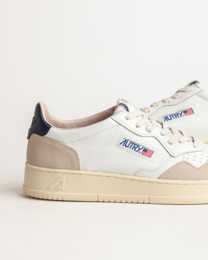 Autry Medalist *Leather / Suede* onfeet