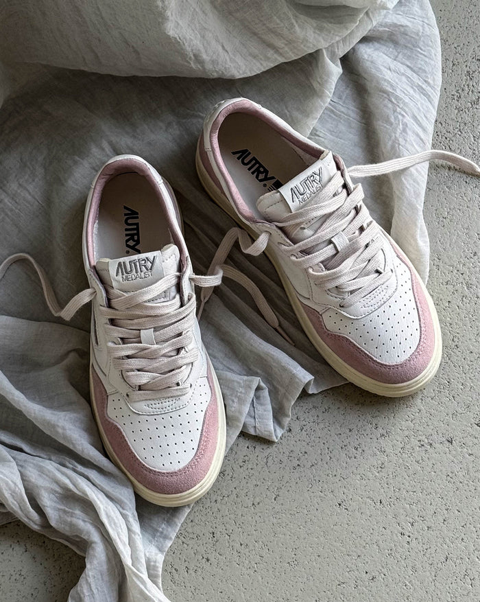 Autry Medalist W *Goat / Suede* onfeet
