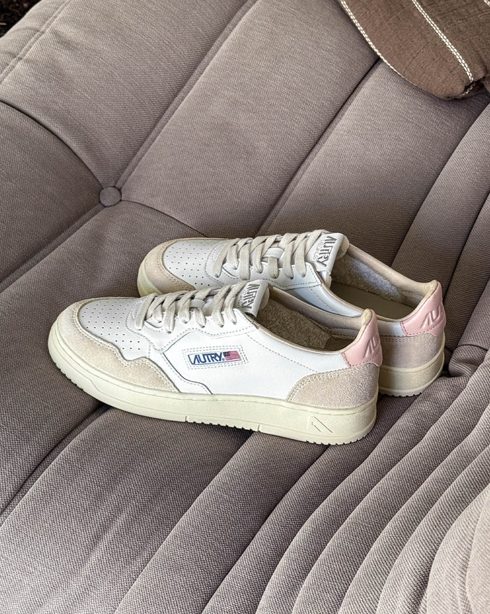 Autry Medalist W *Leather / Suede* onfeet