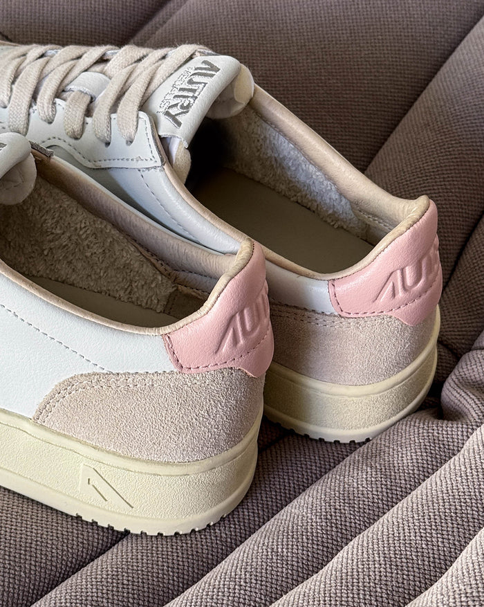 Autry Medalist W *Leather / Suede* onfeet