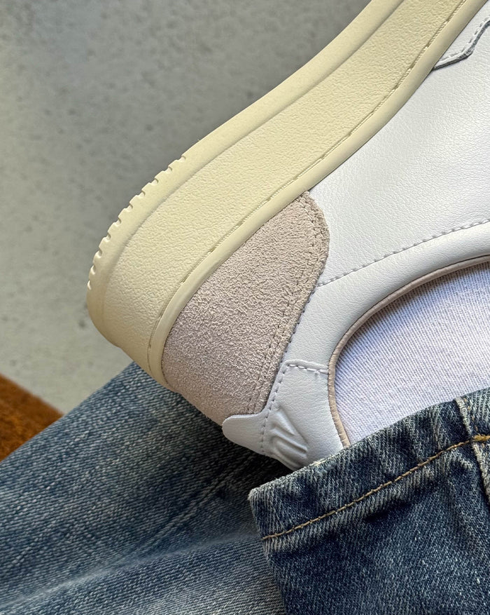 Autry Medalist W *Leather / Suede* onfeet