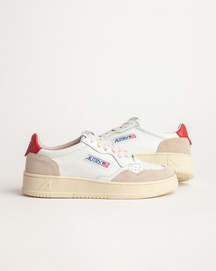 Autry Medalist W *Leather / Suede* onfeet