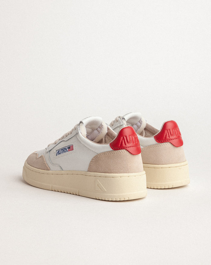 Autry Medalist W *Leather / Suede* onfeet