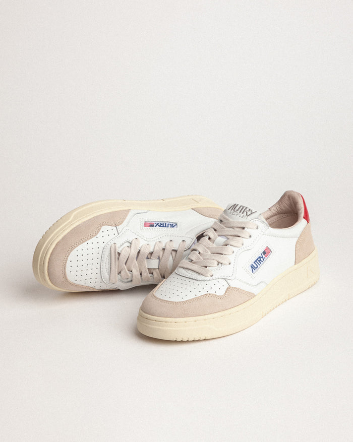 Autry Medalist W *Leather / Suede* onfeet