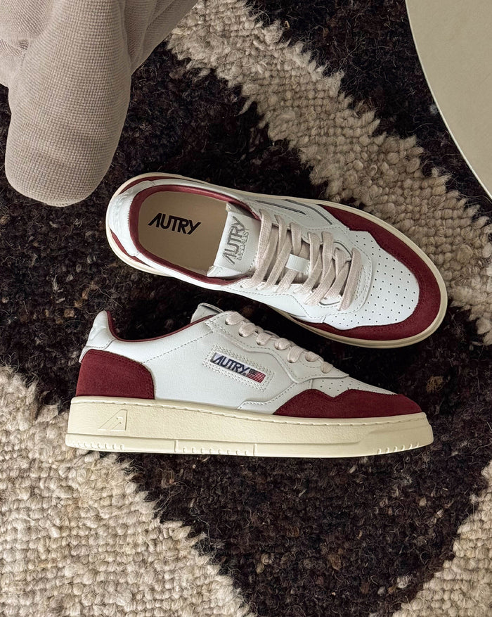 Autry Medalist W *Soft Leather / Suede* onfeet