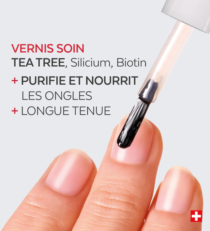 Application de la base coat Color Care Poderm sur ongles nus