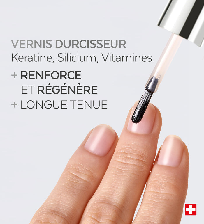 Application de la base coat Color Strong Poderm sur ongles nus