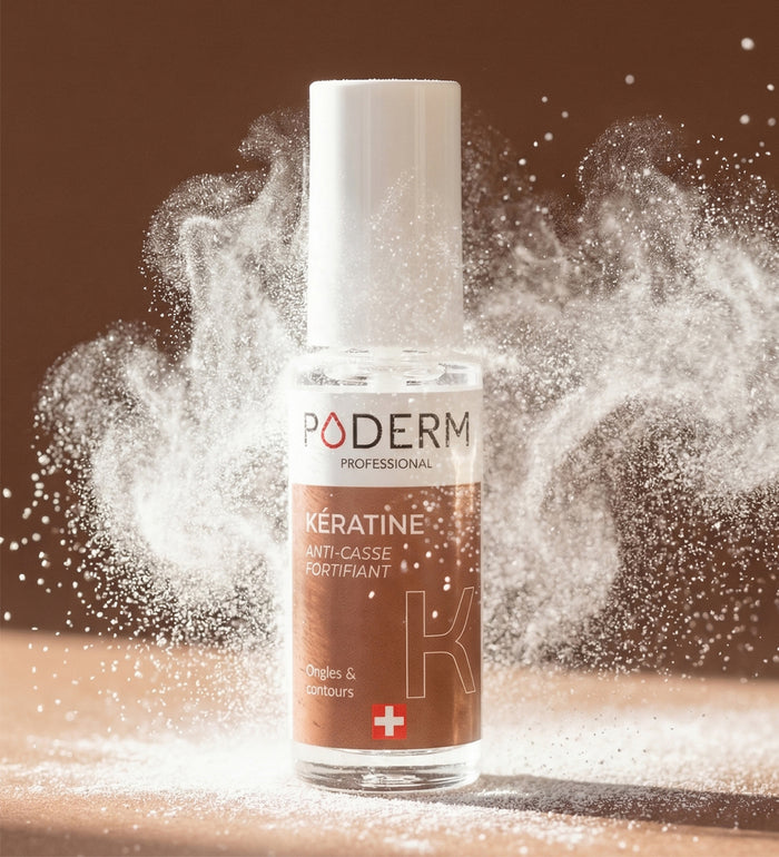 Sérum concentré kératine Poderm anti-casse fortifiant avec poudre blanche sur fond brun