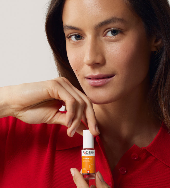 Sérum concentré vitamine C Poderm en situation avec un mannequin