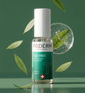 Sérum concentré tea tree Poderm anti-taches purifiant avec feuilles de tea tree sur fond vert