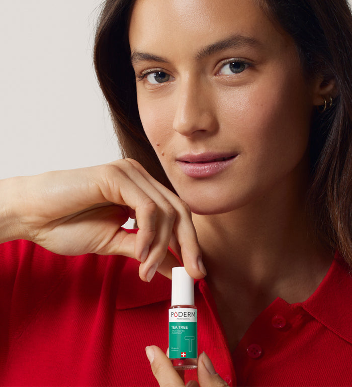 Sérum concentré tea tree Poderm en situation avec un mannequin