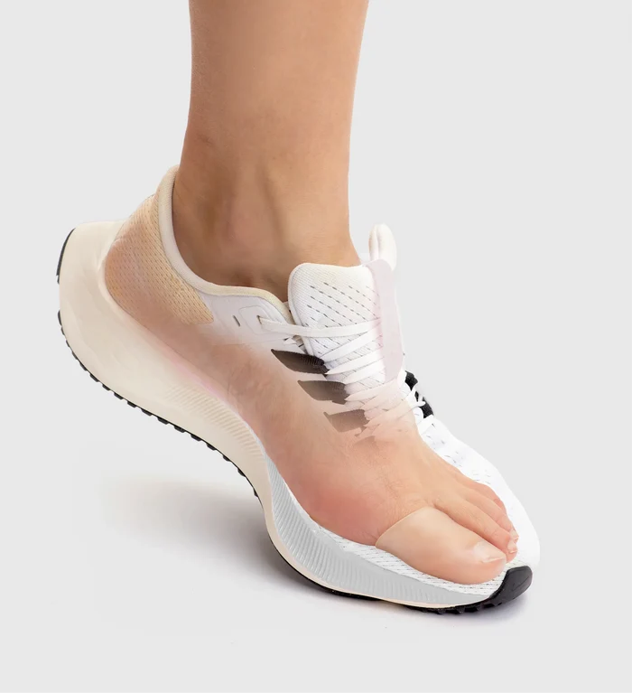 Capuchon anti-mycose Poderm porté dans une chaussure de sport