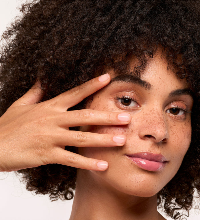 Gel émollient cuticules Poderm en situation lifestyle sur les mains