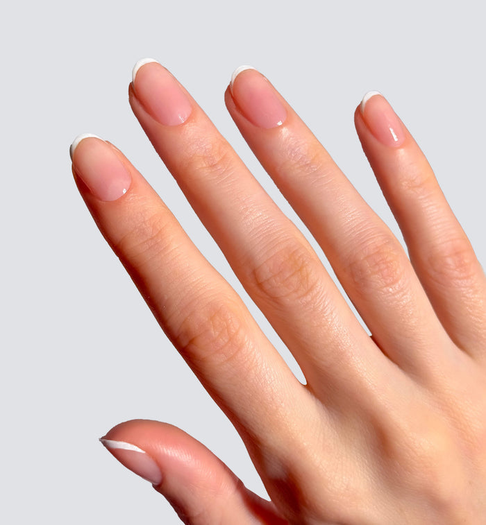 French manucure élégante réalisée avec Color Care Poderm