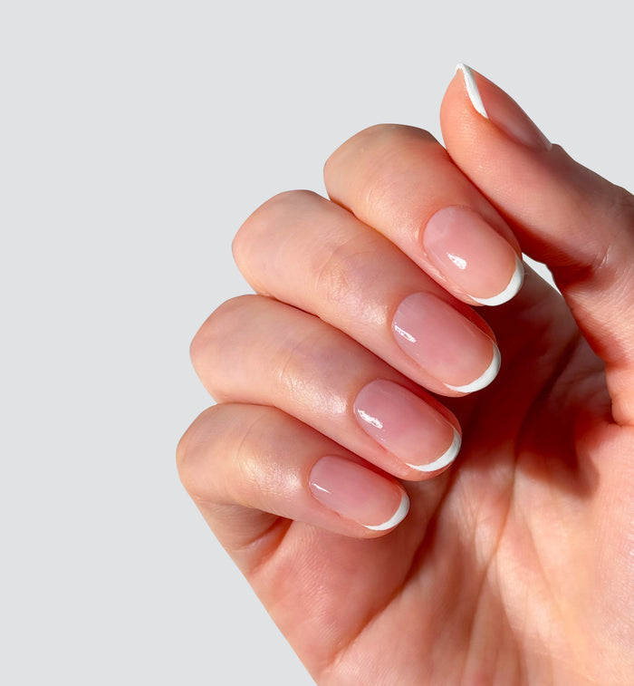 Résultat french manucure blanche sur ongles soignés Poderm