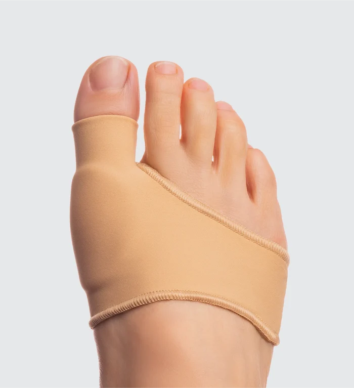 Protection hallux valgus Poderm en tissu beige portée sur le pied