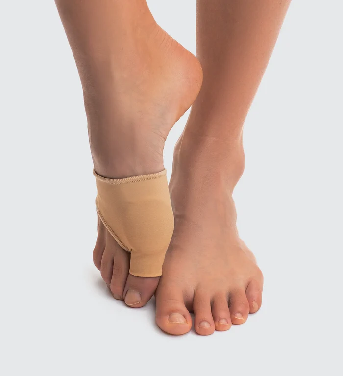 Protection hallux valgus Poderm discrète sous le pied en marche