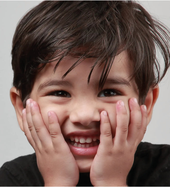 Sérum ongles abîmés Kids Poderm en situation lifestyle sur les ongles
