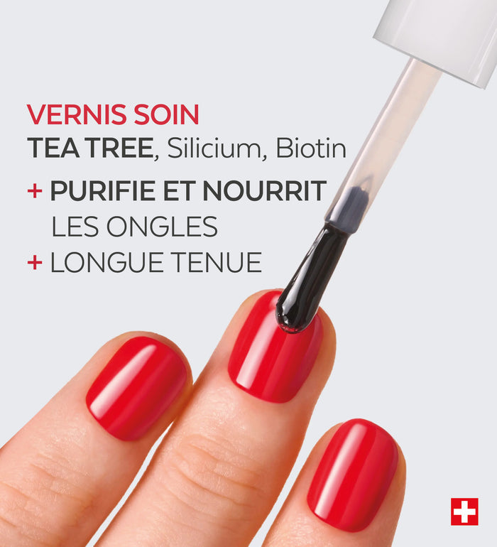 Application du top coat Color Care Poderm sur vernis coloré