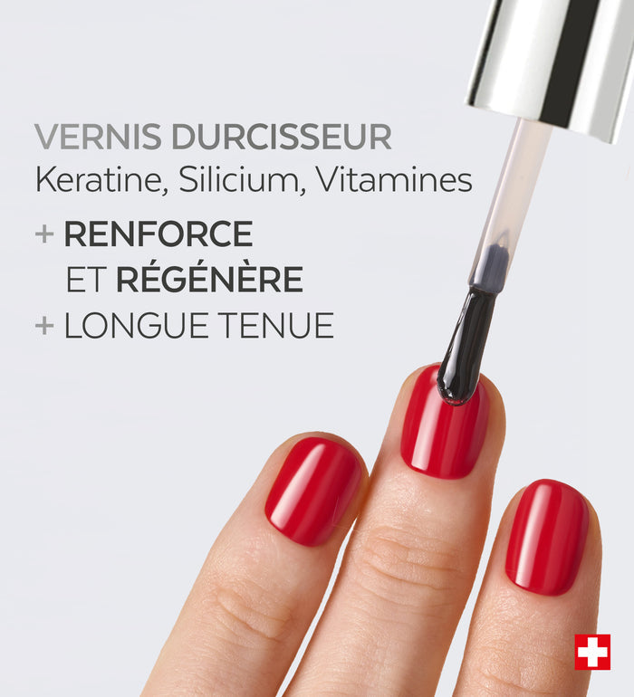 Application du top coat Color Strong Poderm sur vernis coloré