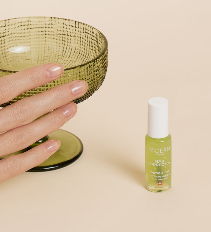 Vernis Nail Corrector amer protéines de pois Poderm en situation lifestyle
