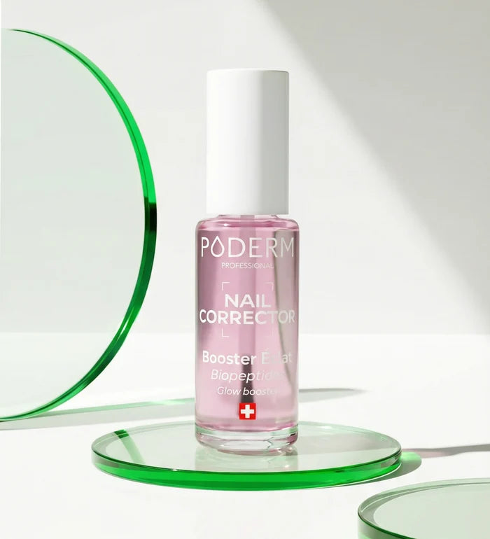 Vernis Nail Corrector booster éclat biopeptides rose nacré Poderm sur support design