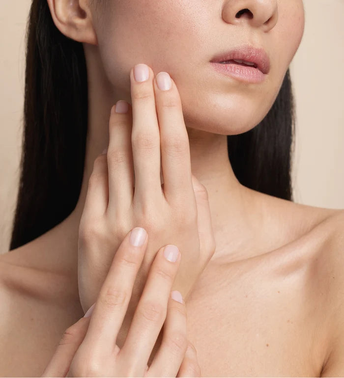 Manucure Color Care baby pink Poderm en situation sur une femme