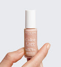 Vernis Color Care beige Poderm au tea tree appliqué sur les ongles