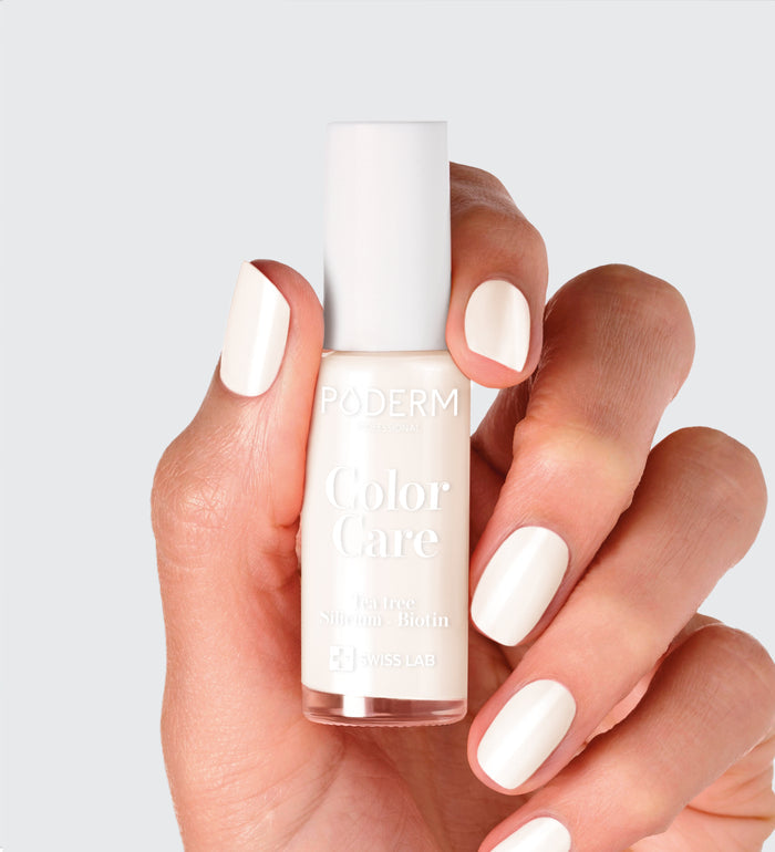 Vernis Color Care blanc perle Poderm au tea tree appliqué sur les ongles