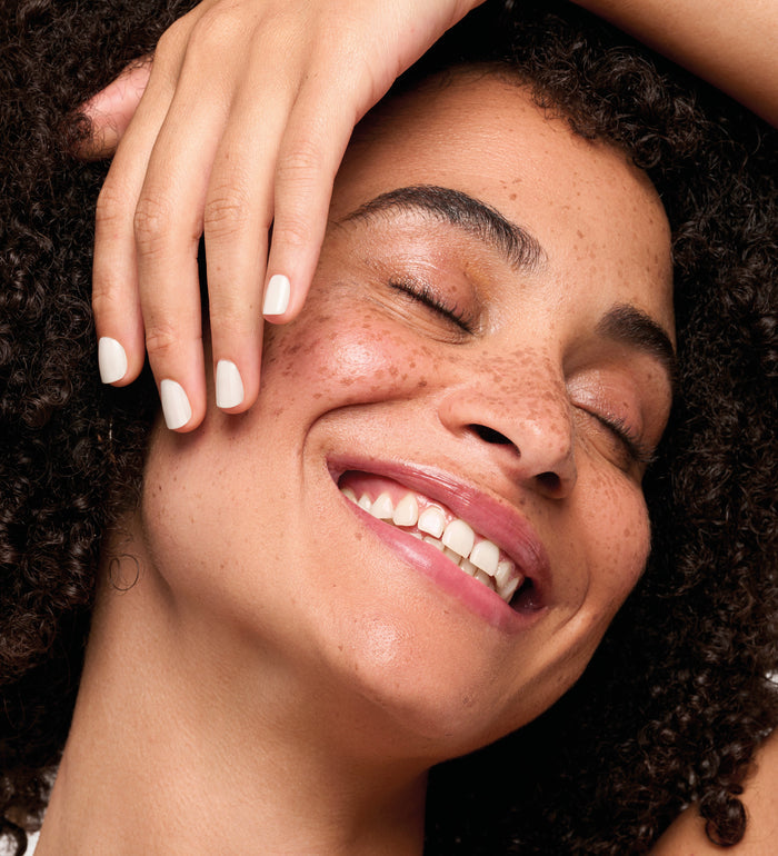 Manucure Color Care blanc perle Poderm en situation sur une femme