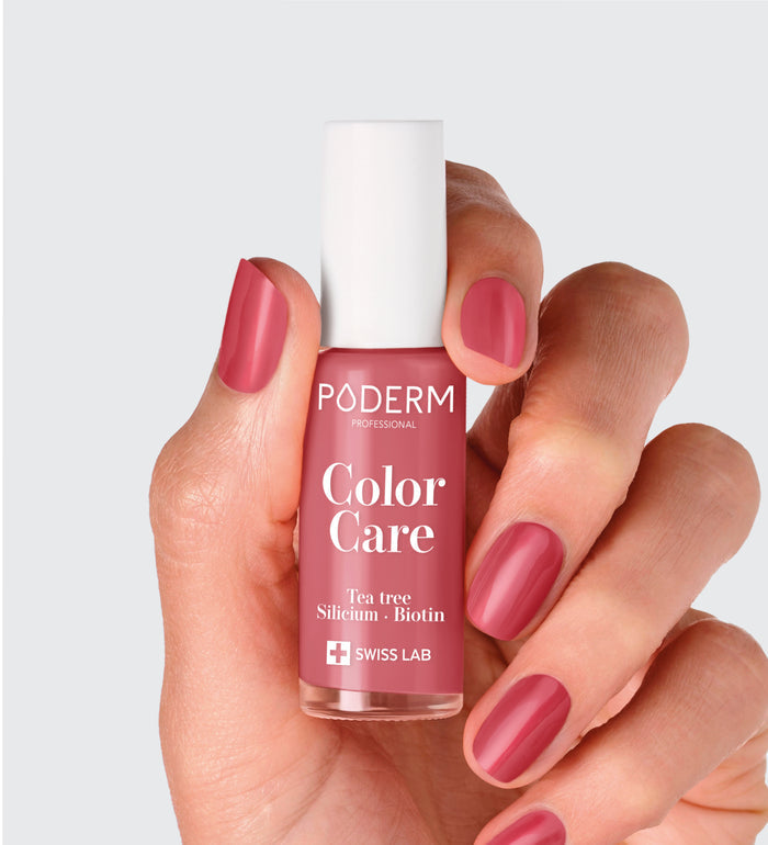 Vernis Color Care bois de rose Poderm au tea tree appliqué sur les ongles