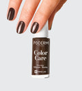 Vernis Color Care brun Poderm au tea tree appliqué sur les ongles