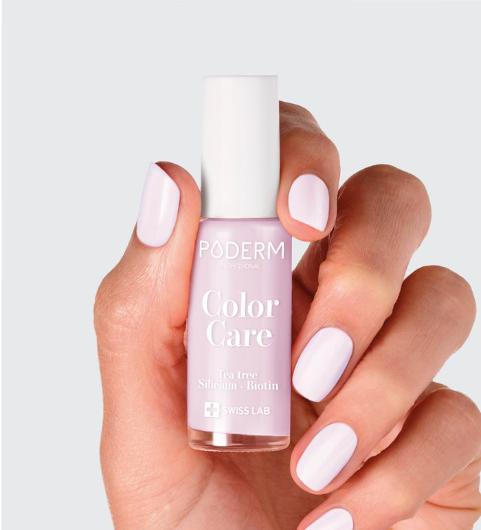 Vernis Color Care lilas Poderm au tea tree appliqué sur les ongles