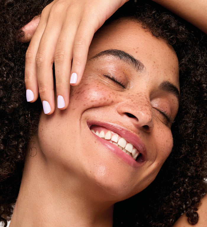 Manucure Color Care lilas Poderm en situation sur une femme