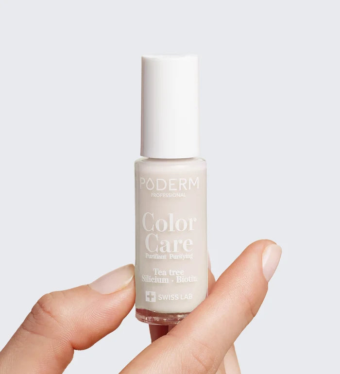 Vernis Color Care milky blanc laiteux Poderm au tea tree appliqué sur les ongles