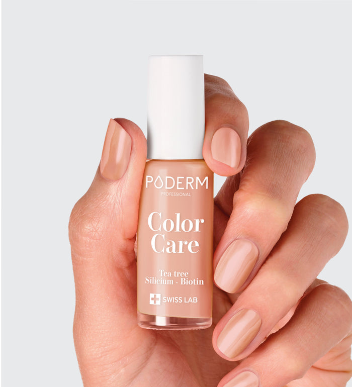 Vernis Color Care nude beige Poderm au tea tree appliqué sur les ongles