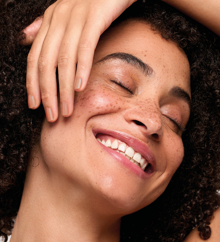 Manucure Color Care nude beige Poderm en situation sur une femme