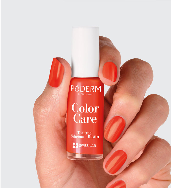 Vernis Color Care orange mango Poderm au tea tree appliqué sur les ongles