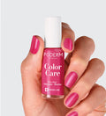 Vernis Color Care rose framboise Poderm au tea tree appliqué sur les ongles