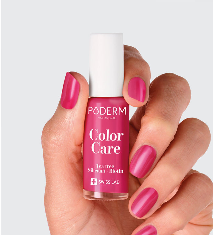 Vernis Color Care rose framboise Poderm au tea tree appliqué sur les ongles