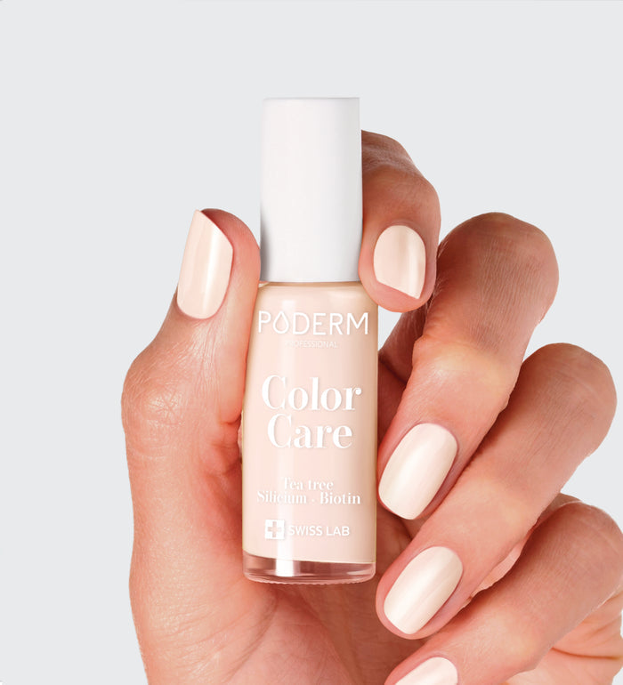 Vernis Color Care rose poudré Poderm au tea tree appliqué sur les ongles