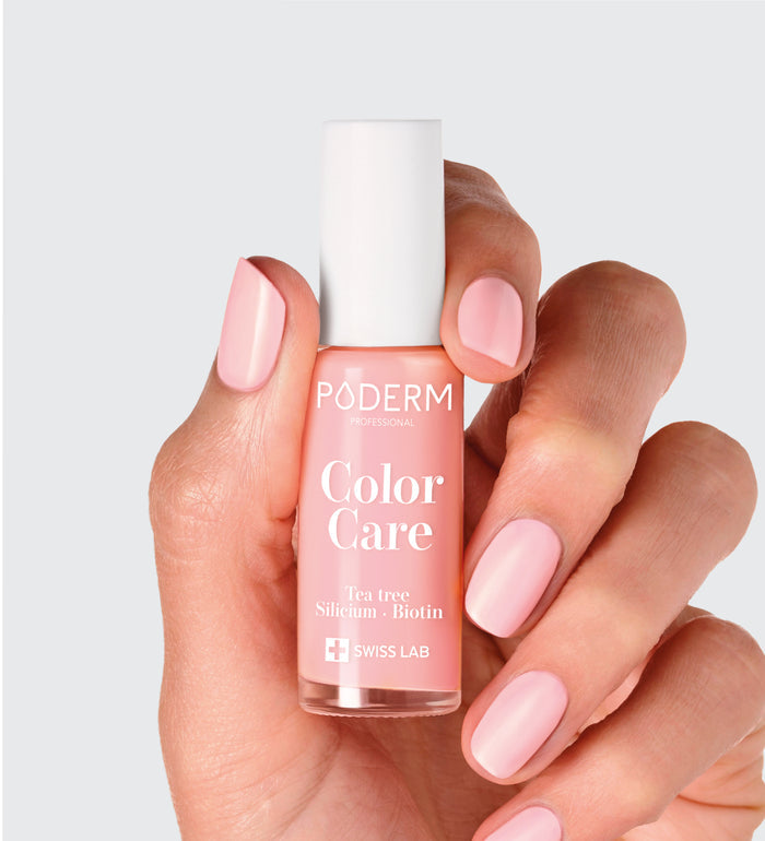 Vernis Color Care rose Poderm au tea tree appliqué sur les ongles