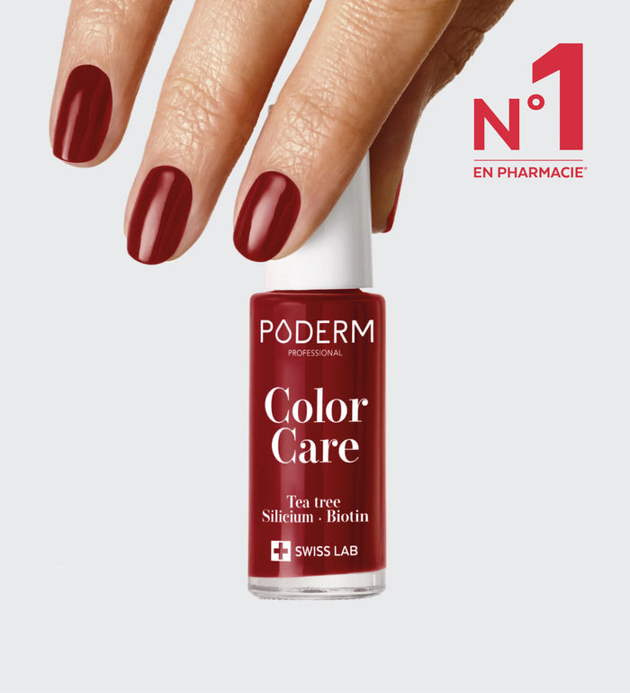 Vernis Color Care rouge allure Poderm au tea tree appliqué sur les ongles