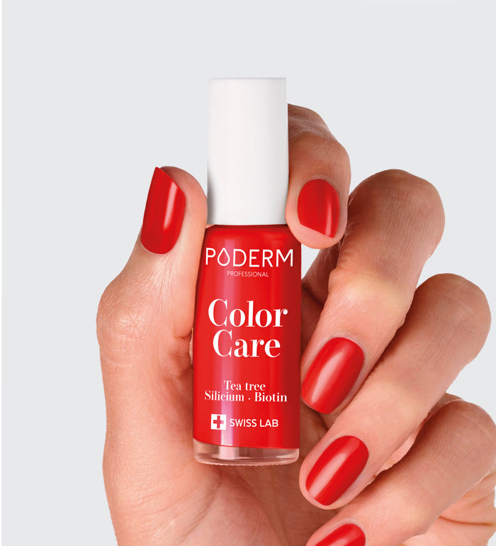 Vernis Color Care rouge cerise Poderm au tea tree appliqué sur les ongles