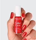 Vernis Color Care rouge cerise Poderm au tea tree appliqué sur les ongles