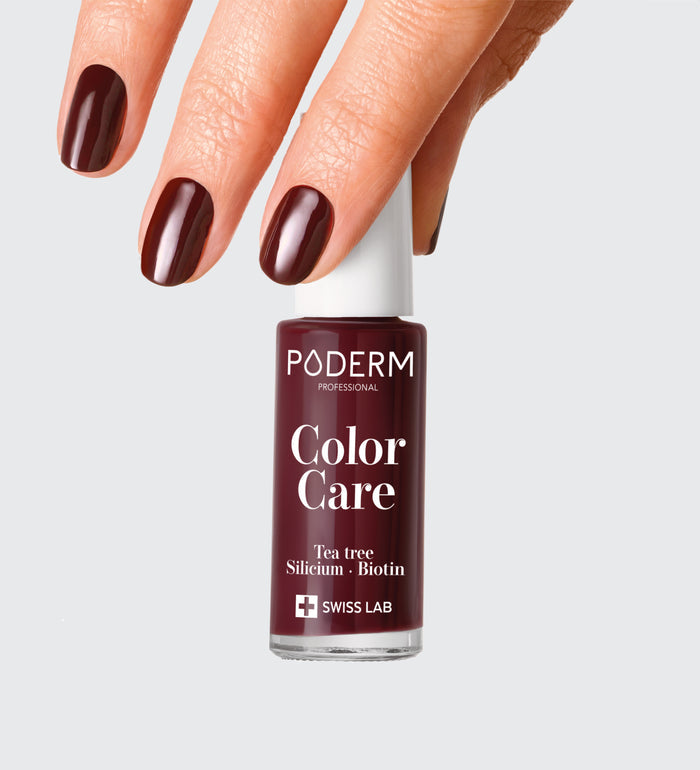 Vernis Color Care rouge noir Poderm au tea tree appliqué sur les ongles