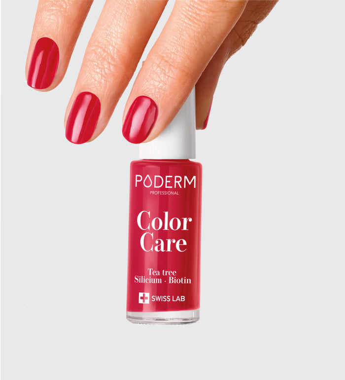 Vernis Color Care rouge rose Poderm au tea tree appliqué sur les ongles